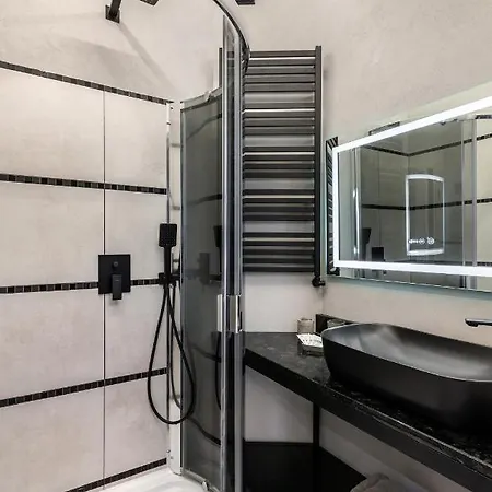 Two Bedrooms 13 Shpytalna Street Apartment *