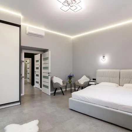 Two Bedrooms 13 Shpytalna Street Apartment *