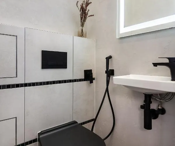 شقة Two Bedrooms 13 Shpytalna Street